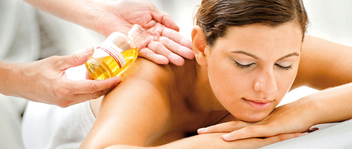 Female getting oil massage